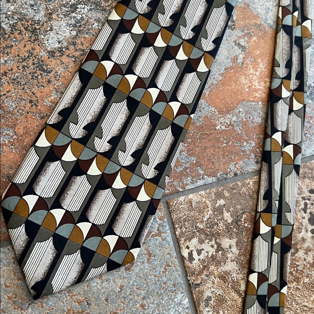 Geometric Patterned tie - Picture 2 of 3